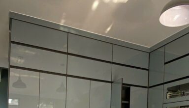 Thợ nhôm kính Tiến Nhân thi công lắp đặt tủ bếp cho khách hàng